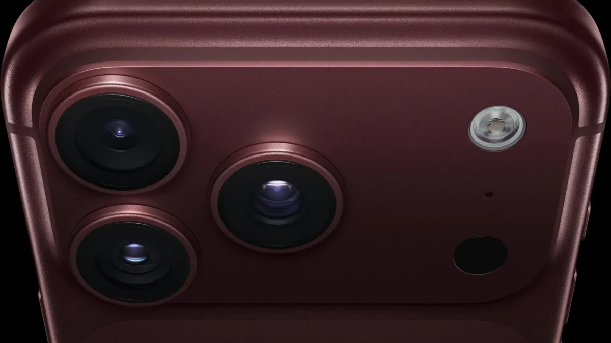 iPhone 18 Pro в цвете Burgundy, блок камер, официальное фото Apple