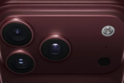 iPhone 18 Pro в цвете Burgundy, блок камер, официальное фото Apple