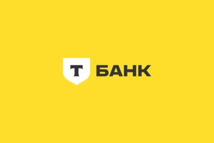 Логотип Т-Банка на жёлтом фоне