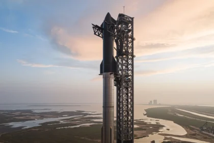 Starship на стартовом столе в Старбейсе рядом с башней обслуживания
