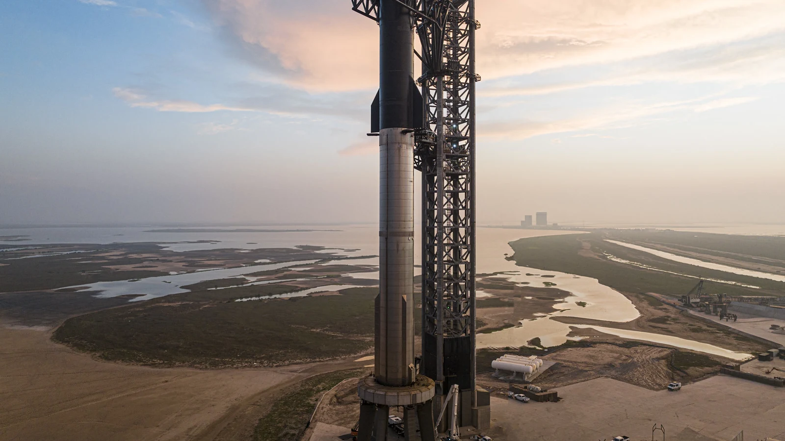 Starship на стартовой башне в Старбейсе