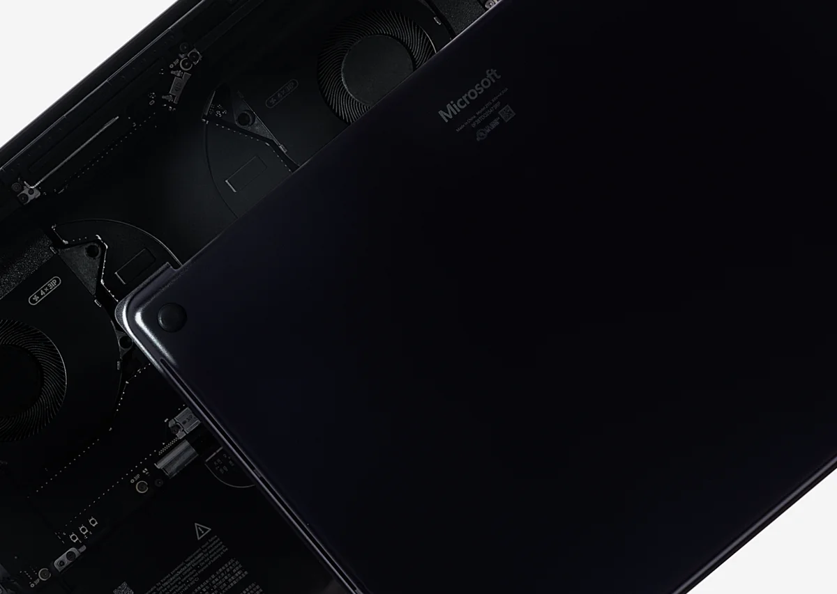 Внутреннее устройство Surface Laptop Ultra: два вентилятора и отсек накопителя