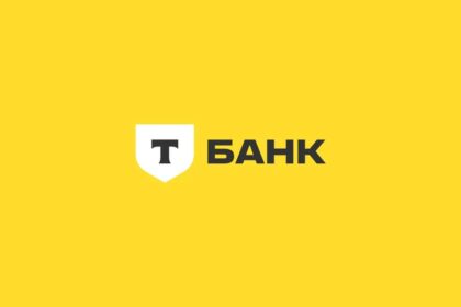 Логотип Т-Банка на жёлтом фоне