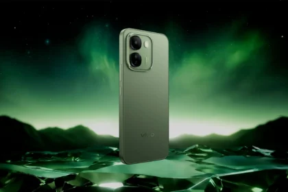 Смартфон vivo V80 Lite в зелёном корпусе, вид сзади