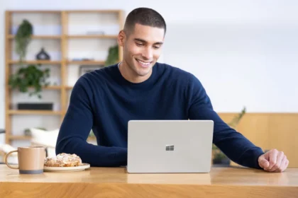 Ноутбук Surface — иллюстрация Microsoft к анонсу Windows 11 2026 Update