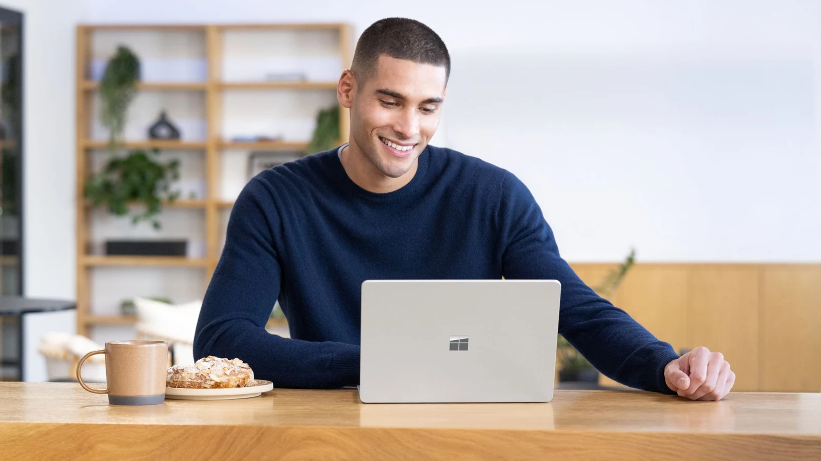 Ноутбук Surface — иллюстрация Microsoft к анонсу Windows 11 2026 Update