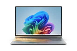 Ноутбук с Windows 11 на рабочем столе, официальное изображение Microsoft