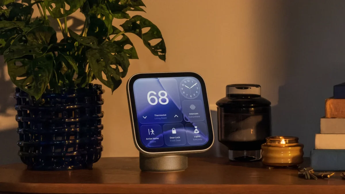Настольный Apple HomeView с экраном умного дома на деревянной полке рядом с растением