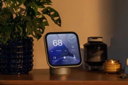 Настольный Apple HomeView с экраном умного дома на деревянной полке рядом с растением
