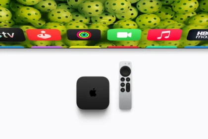 Apple TV 4K четвертого поколения и пульт Siri Remote на фоне меню tvOS