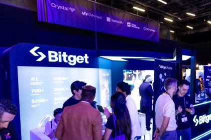 Стенд криптобиржи Bitget с логотипом на выставке