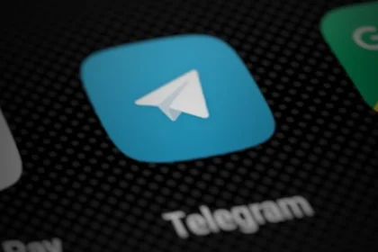 Иконка Telegram на экране смартфона крупным планом