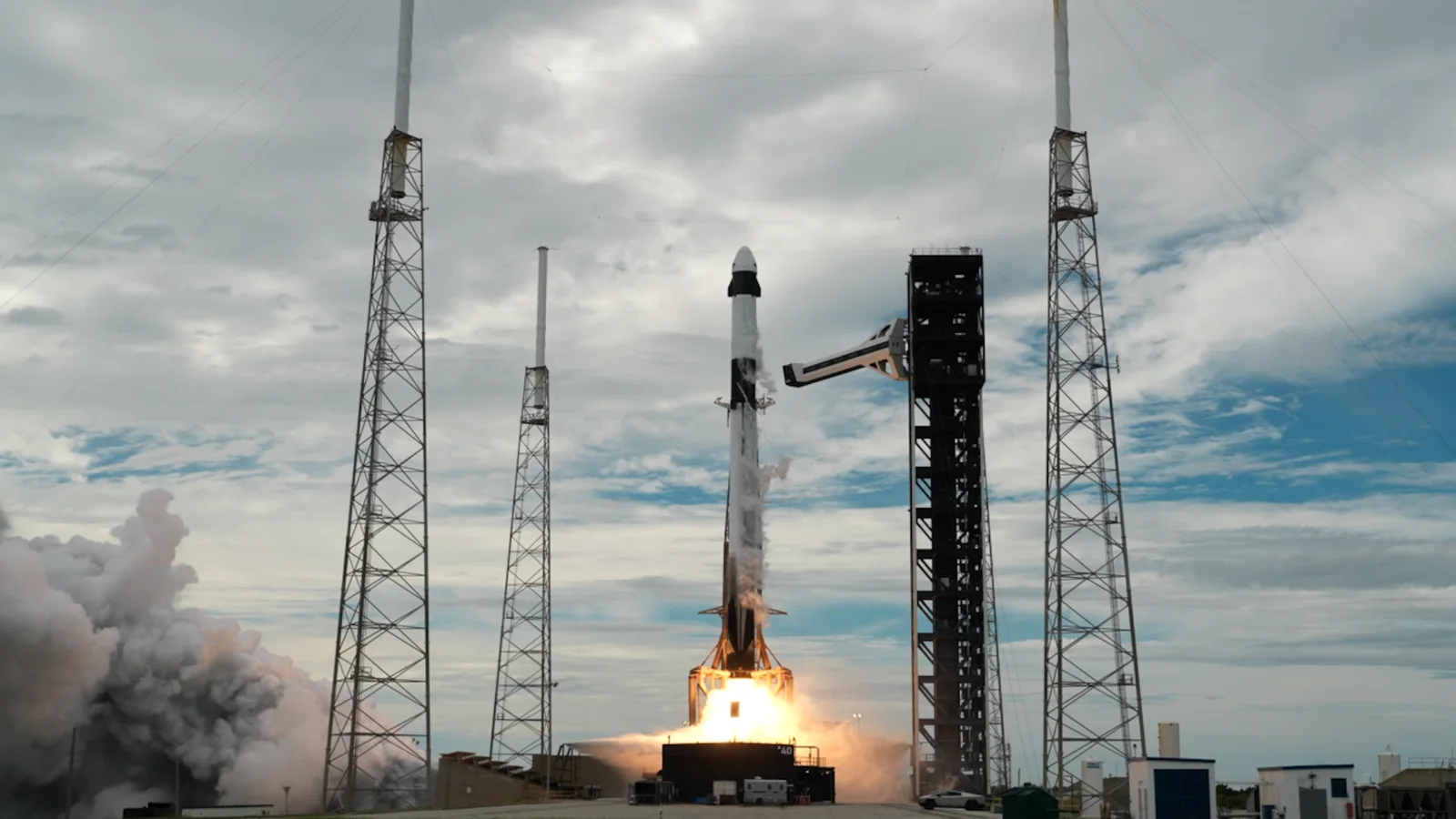Старт Falcon 9 с кораблём Crew Dragon миссии Crew-13