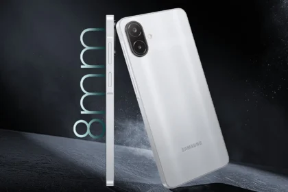 Samsung Galaxy M08 в серебристом цвете, вид сзади и сбоку