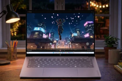 Ноутбук HP OmniBook 5 14 на столе
