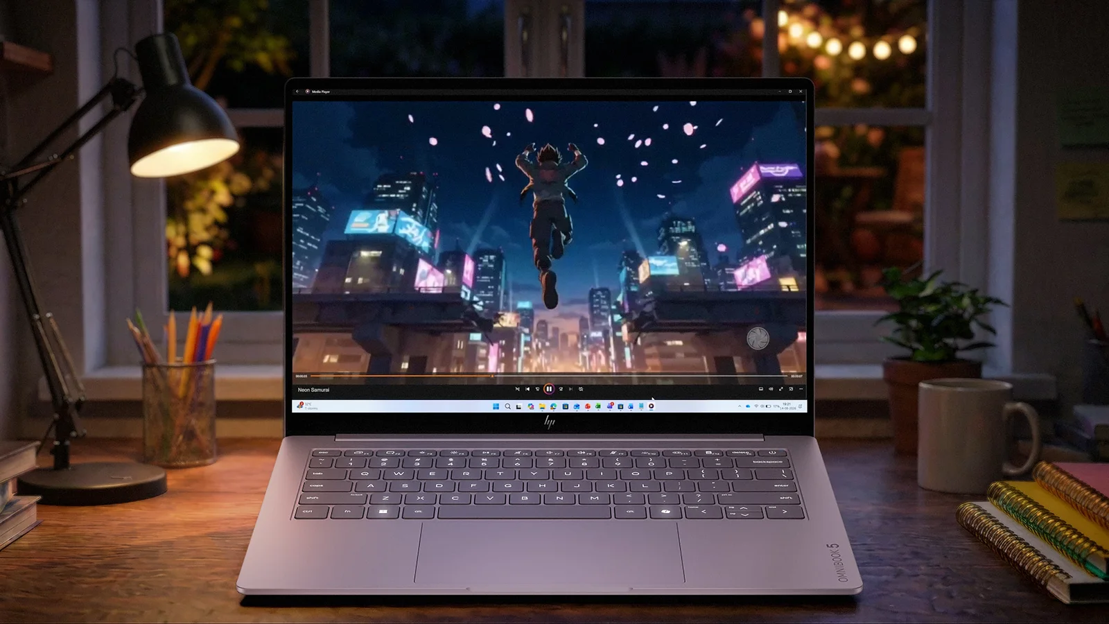Ноутбук HP OmniBook 5 14 на столе