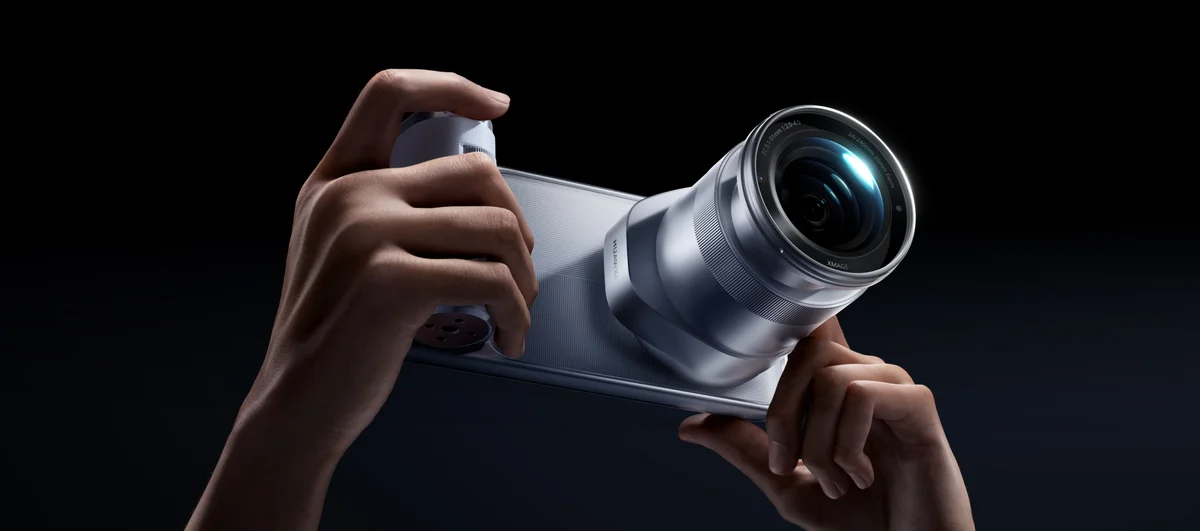 Huawei Mate 90 Pro Max с навесным телеконвертером в руках