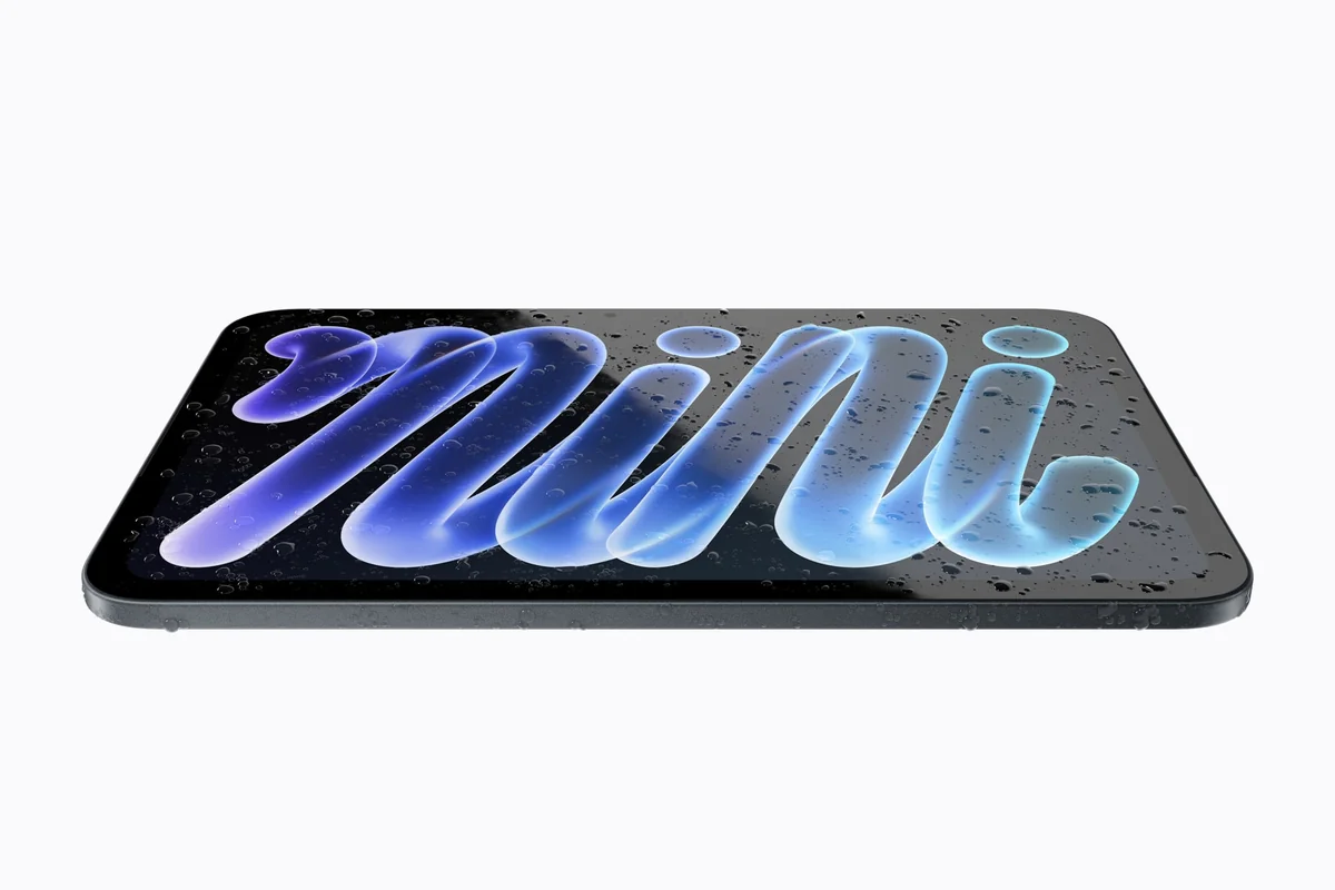 iPad mini лежит экраном вверх, на стекле капли воды
