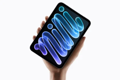 Новый iPad mini с OLED-экраном 8,5 дюйма в руке