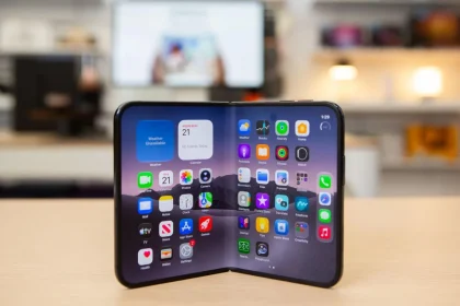 Складной iPhone Duo в разложенном виде на столе в магазине restore: в Москве