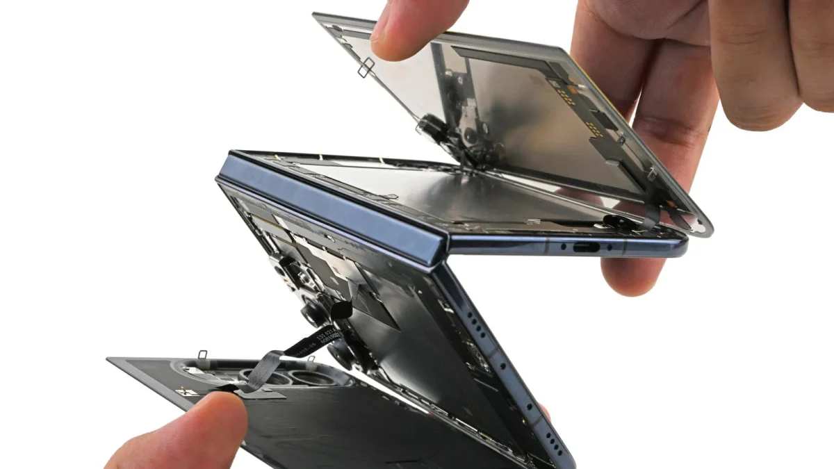 Разобранный iPhone Duo: корпус и внутренний экран, раскрытые гармошкой