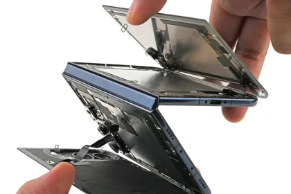 Разобранный iPhone Duo: корпус и внутренний экран, раскрытые гармошкой