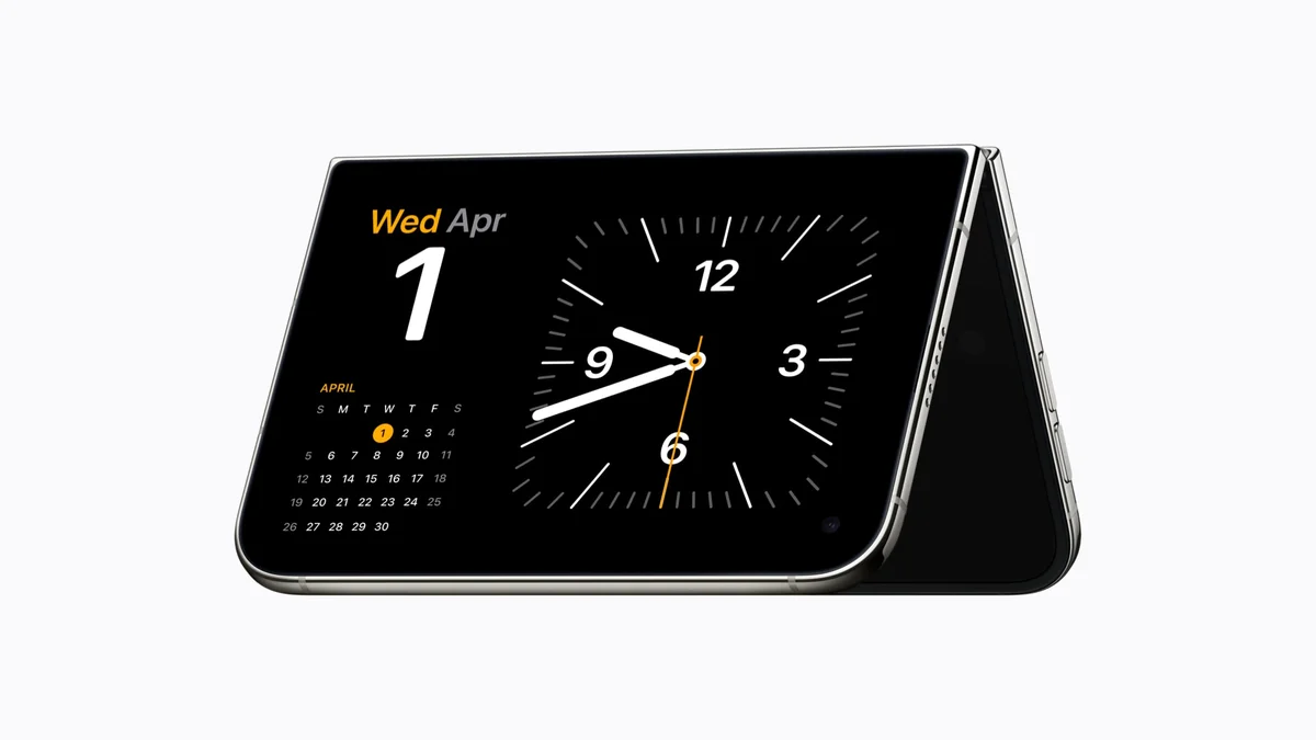 iPhone Duo в полусложенном виде в режиме StandBy с часами и календарем