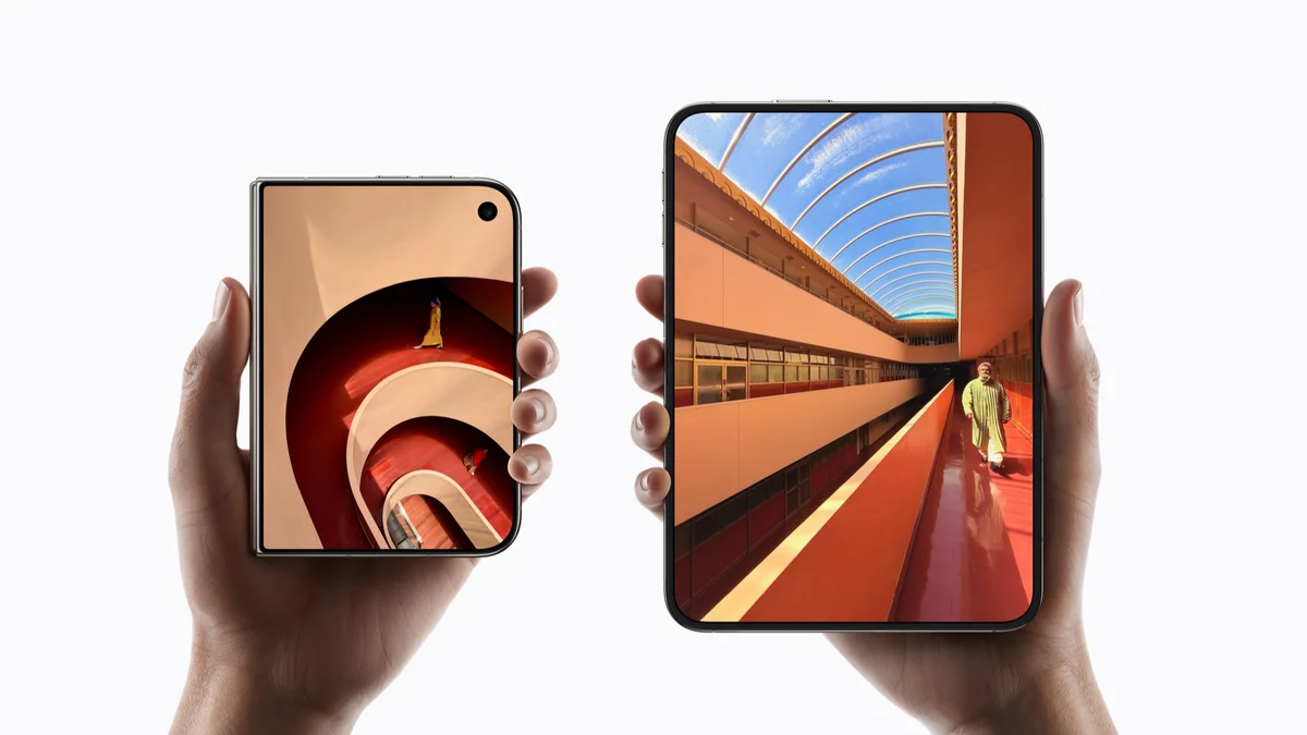 Внешний экран 5,4 дюйма и внутренний 7,6 дюйма iPhone Duo в руке