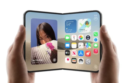 iPhone Duo в раскрытом виде в руках