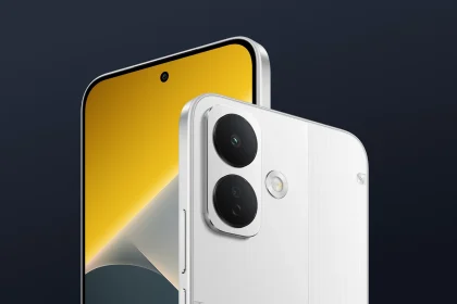POCO X8 в белом цвете: экран и задняя панель с двойной камерой