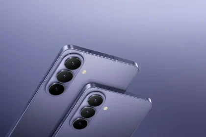 Два смартфона Samsung Galaxy S26 с вертикальным блоком из трёх камер