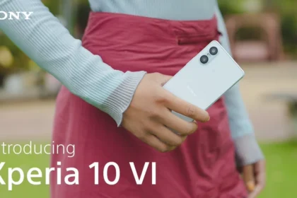 Xperia 10 VI в руке — кадр из официального видео Sony