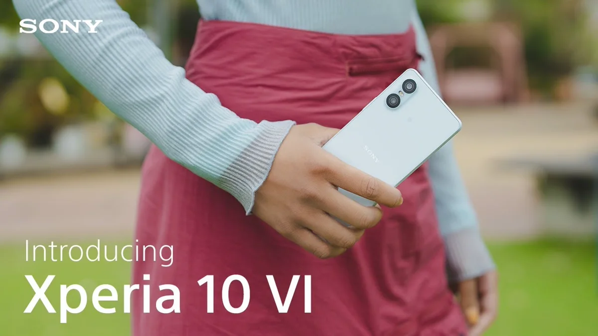 Xperia 10 VI в руке — кадр из официального видео Sony