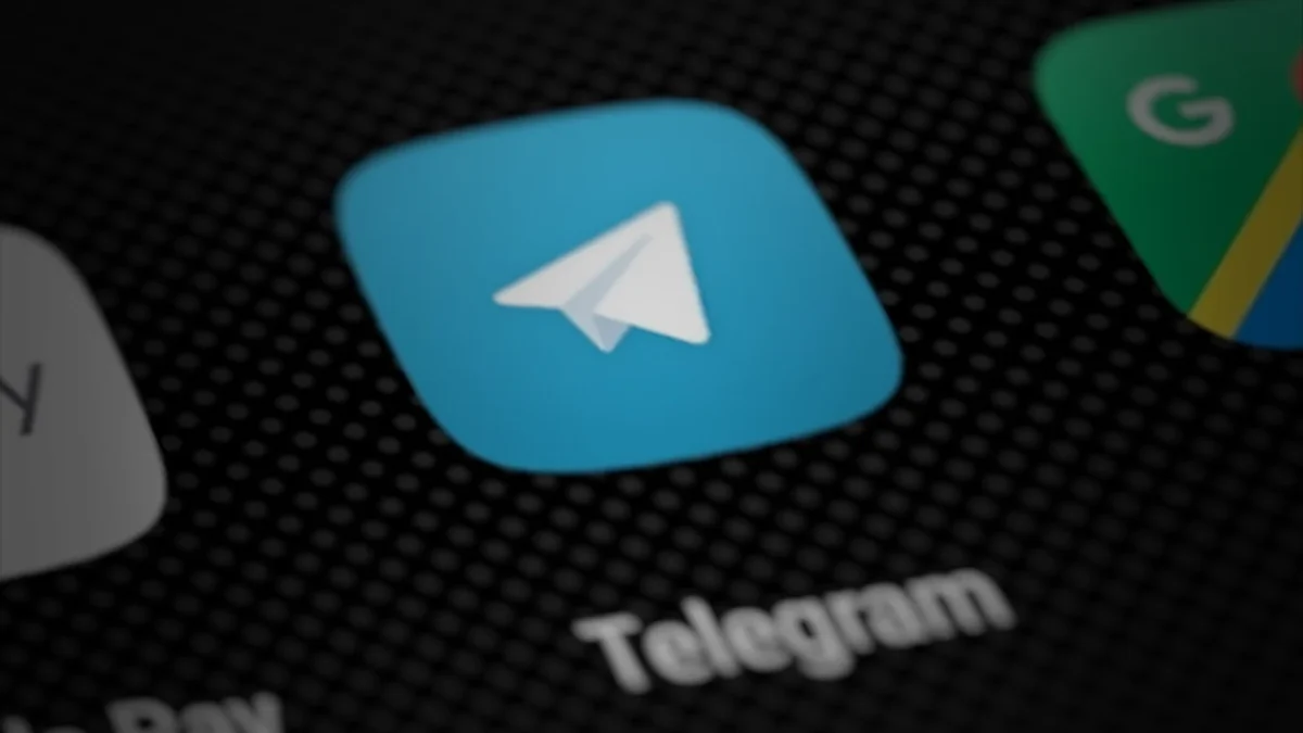 Иконка Telegram на экране смартфона
