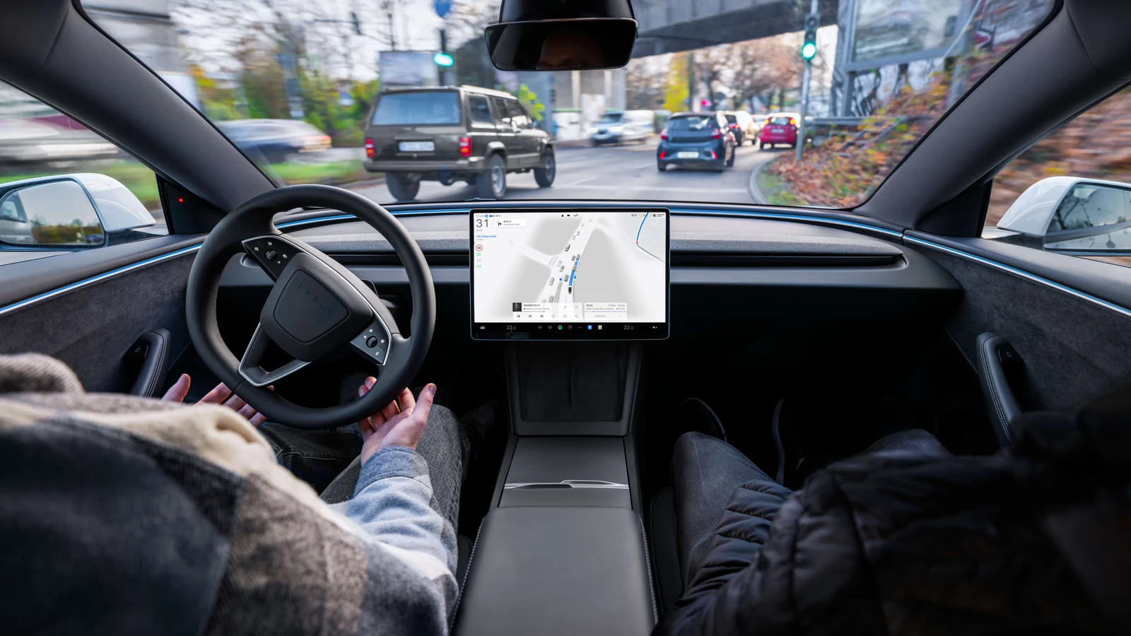 Салон Tesla во время поездки с Tesla Assisted Driving