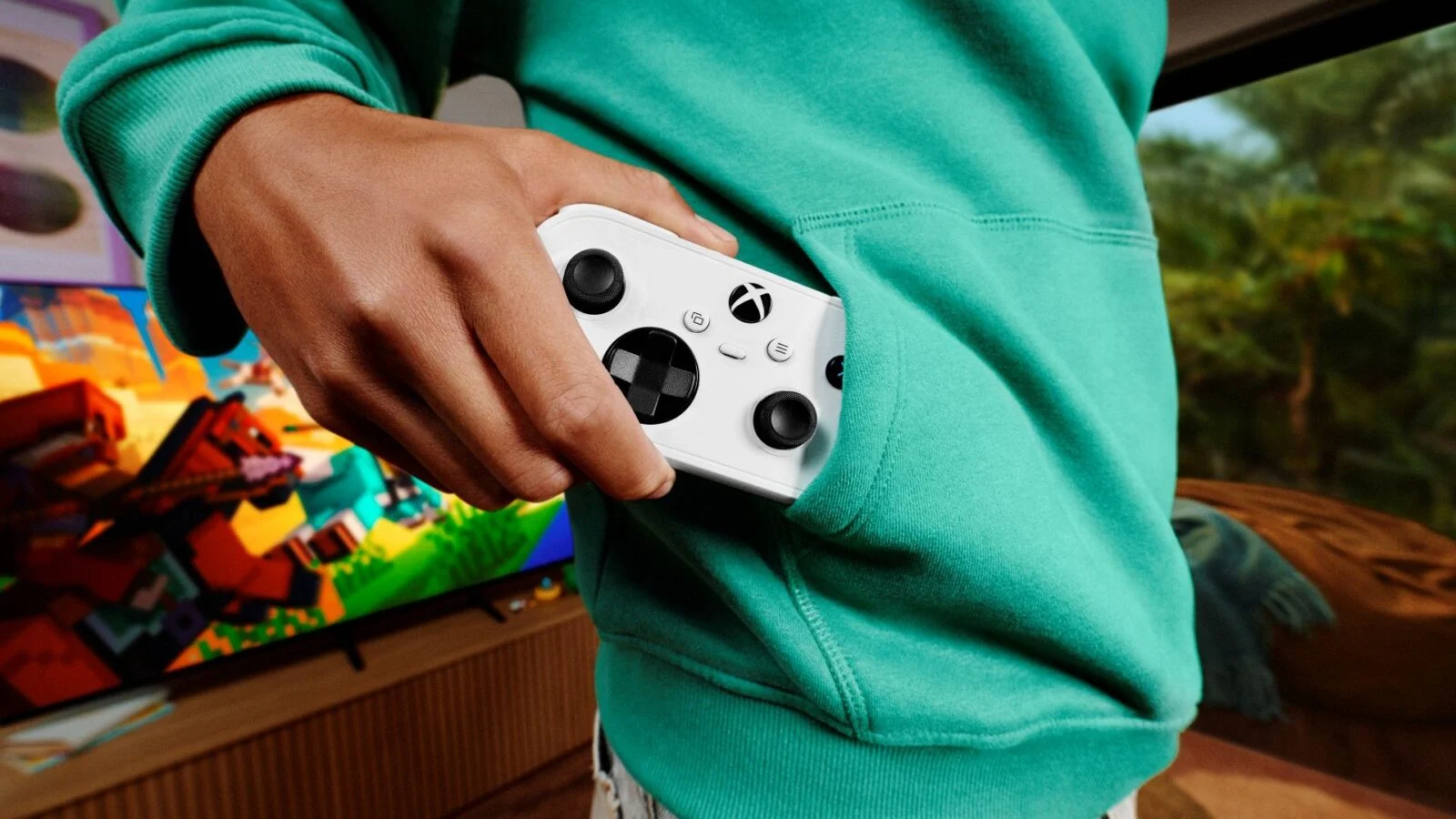 Геймпад XBOX Nano Controller в руке