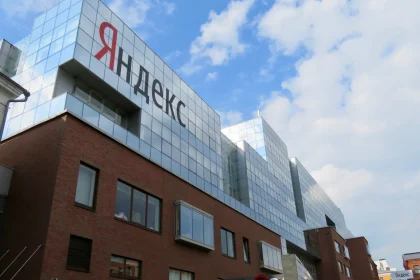 Здание главного офиса Яндекса в Москве с вывеской «Яндекс»